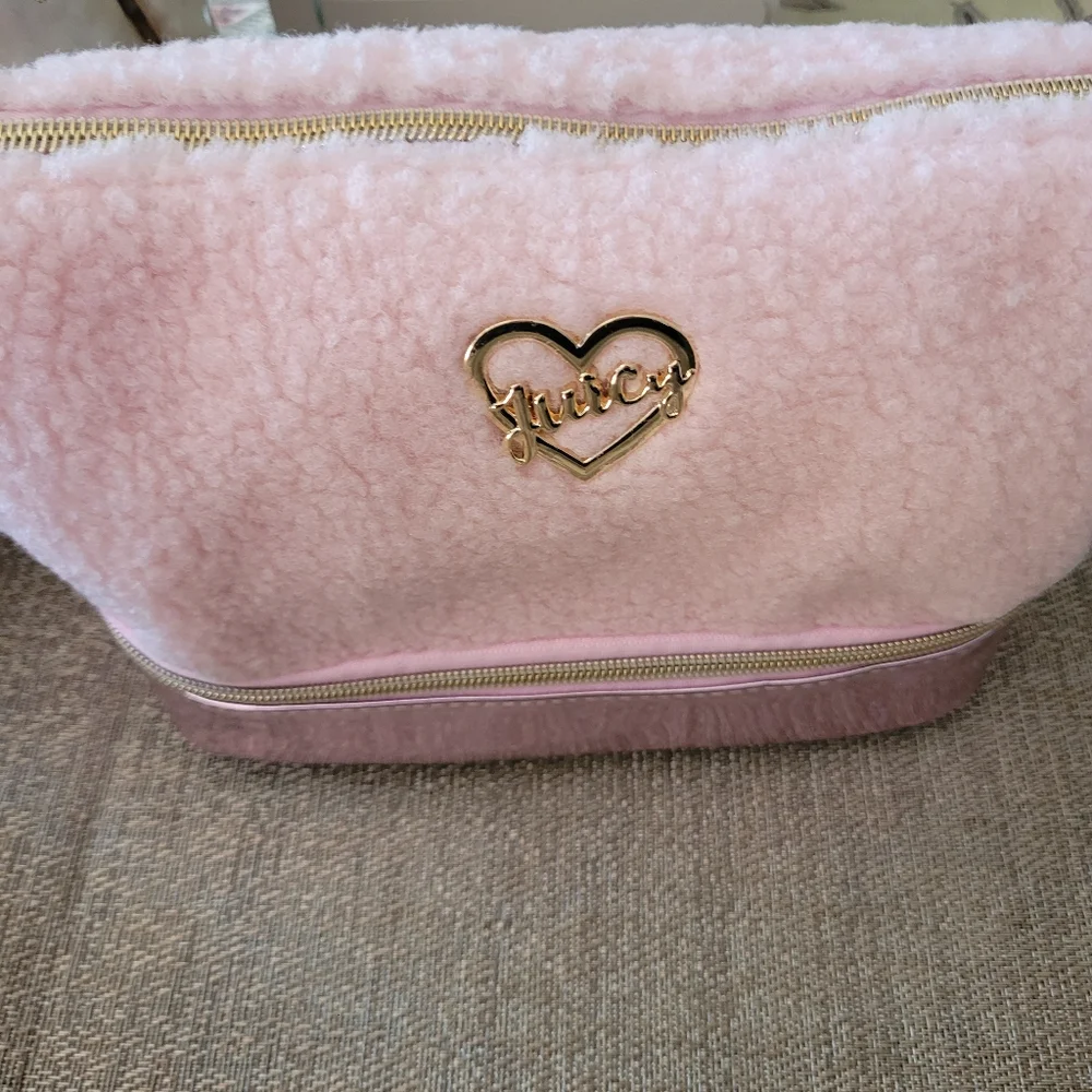 Juicy Couture sherpa top zip cosmetic case, new - Picture 2 of 5